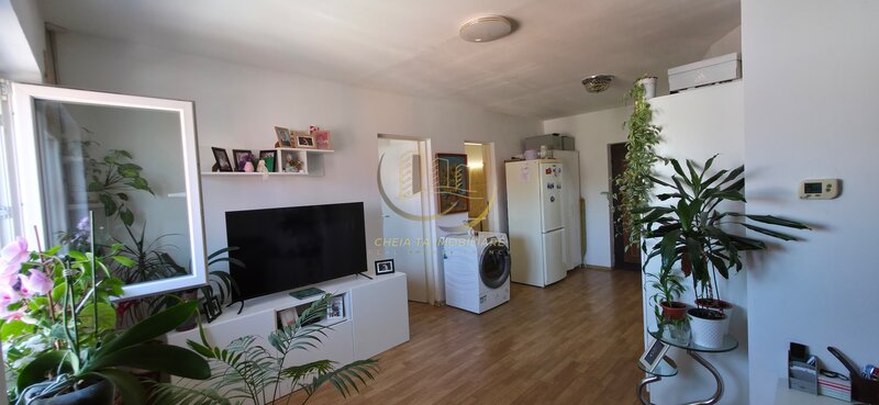 Floresti,  2 camere semidecomandat, etaj 4/4 cu pod